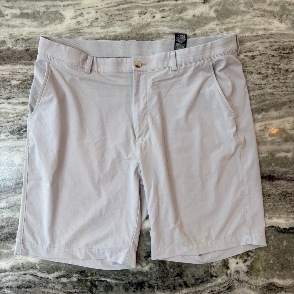 Greg Norman Men's Light Gray Flat-Front Golf Shorts
Size 38
